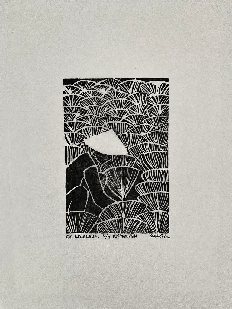 Rismarken I er et linoleumstryk på kvalitetspapir. Sort/hvid farver.